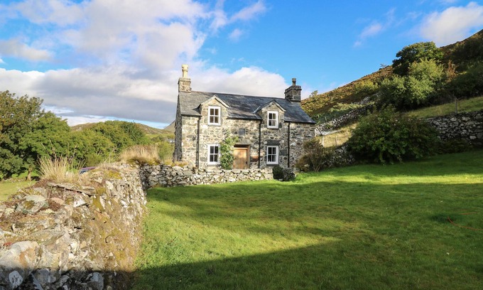 Arthog Cottage | TY’N-Y-GRAIG, romantic, character holiday cottage in Fairbourne