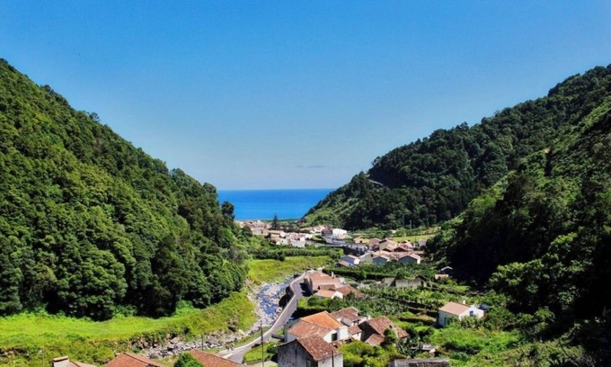 Faial Da Terra House | Typical Azorean house, very nice location, up to 5 people.