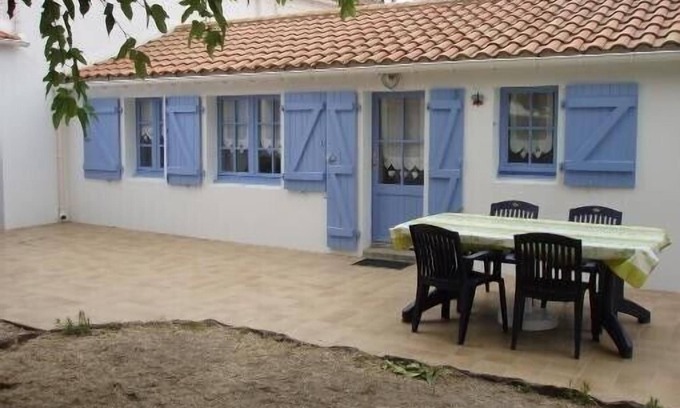 La Gueriniere House | Typical house in Noirmoutier with enclosed garden and parking, beach 50 meters