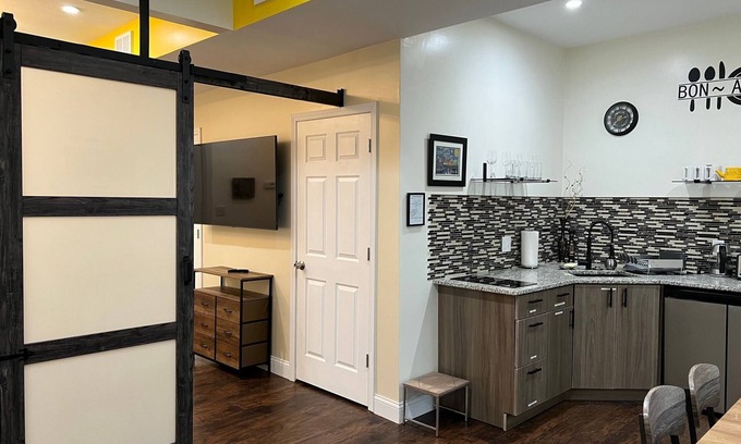 Detroit - Shoreway Apartment | Uber Close to Hot Spots in Ohio City, Cleveland (Lower)