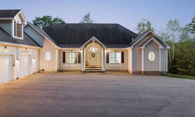 North Woodstock House | Ultimate 9 BD Holiday Home: Firepit, Theater, Game Rm, Bar, Decks, River