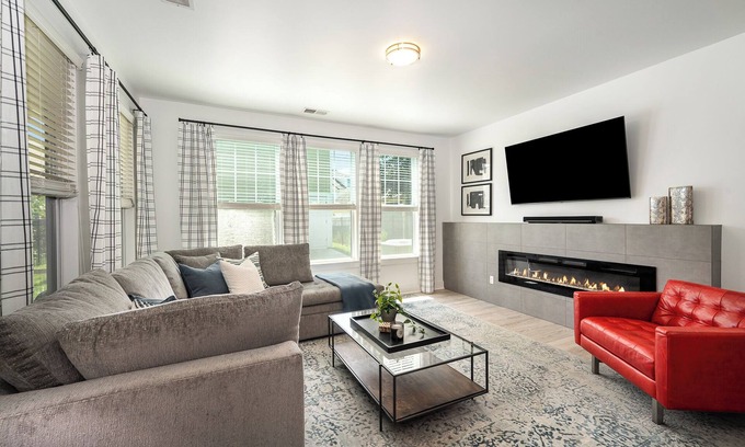 Charlotte House | Ultimate Group Getaway: Full House & Guest House ~ 2 Miles from Uptown Charlotte