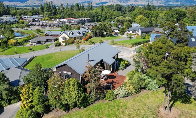 Hanmer Springs House | Ultimate in relaxation & unobstructed views, just minutes walk to village centre