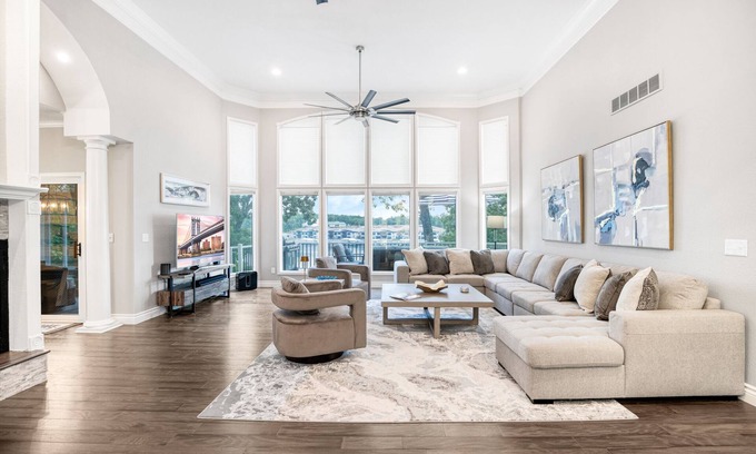 Sunrise Beach House | Ultimate Lake Dream! 5 bdrms & Sleeps 19 Guests!