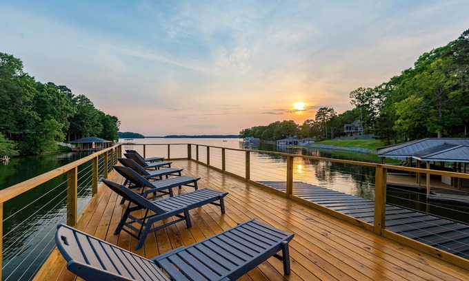 Henrico House | š„ULTIMATE Lakefront Getaway | 7,000 SqFtš
Sunset Viewsš
Hot Tub Flat Lot+ 10BR!