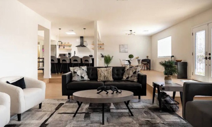 Paradise House | Ultra Lux modern vila + pool + parking. 14mins to strip