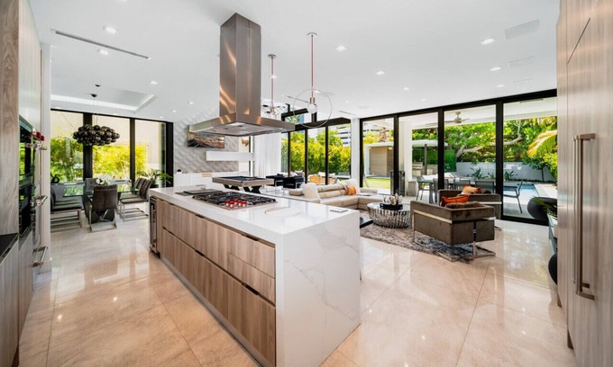 The Roads Villa | Ultra Luxury 5BR Villa in Design District w/Pool, HOT TUB, Billiards & Cinema!