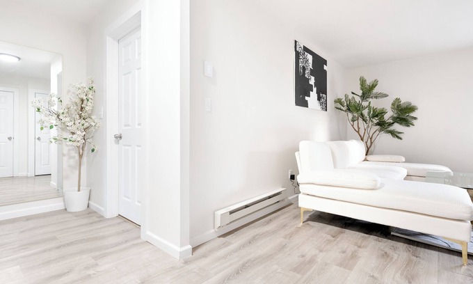 White Plains House | Ultra-Modern Luxe Sleek & Stunning Stay