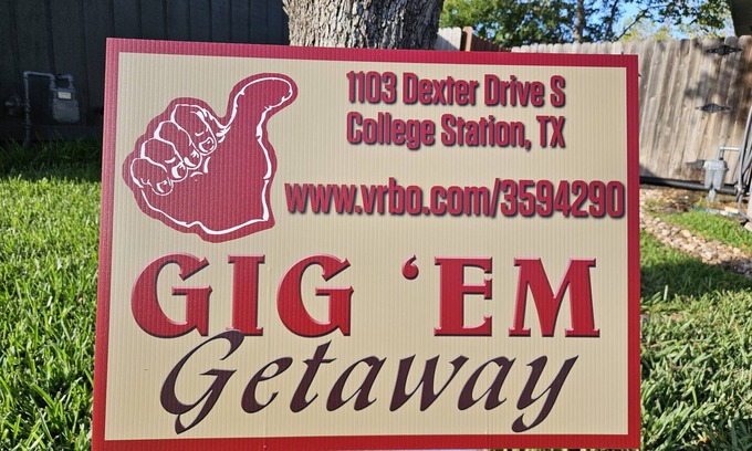 College Station House | Under 3/4 of a mile from A&M/Kyle Field ~ FREE football gameday PARKING PASS