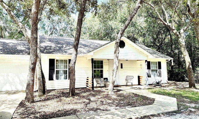 Ocean Springs House | Under the Oaks - dog friendly near water and 15 min to Downtown Ocean Springs