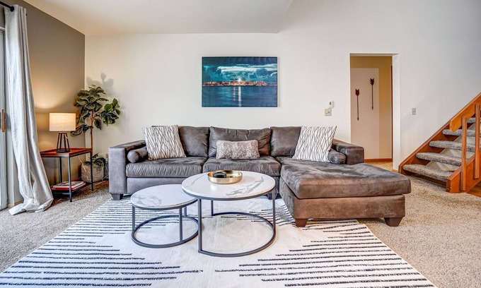 Madison Apartment | ⭐️Underground Parking+Office w/ 2nd Rec Room⭐