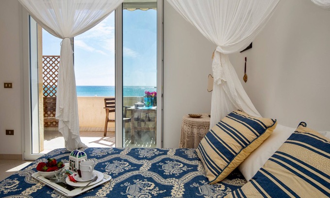 Noto Marina House | Unforgettable sunrises and spectacular sunsets in a house of new renovation on the sea