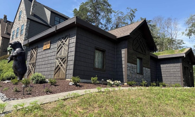 Kodak Cabin | Unique 3BD Themed Home! Hot Tub + Fire pit + GAMES