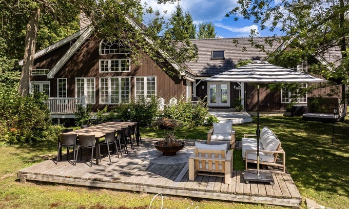 Gravenhurst Cottage | Unique 4 bed 5 bath cottage with 3 bed 2 bath guest cottage on Lake Muskoka