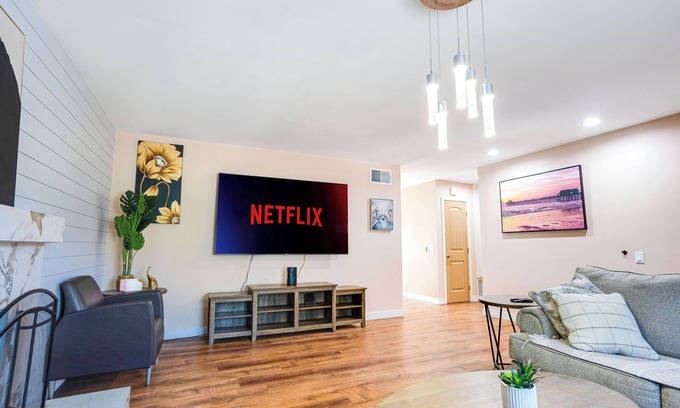 East Grove House | Unique 7bedroom-3bath sleeps 14