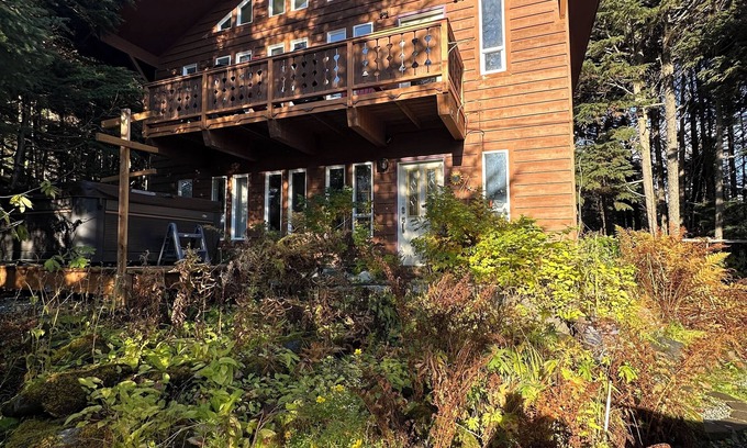 Girdwood House | Unique and cozy 4 bedroom home in Girdwood with hot tub!