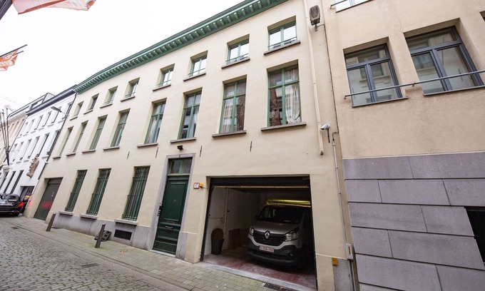 University District Apartment | UNIQUE APARTMENT IN HISTORIC ANTWERP MANSION