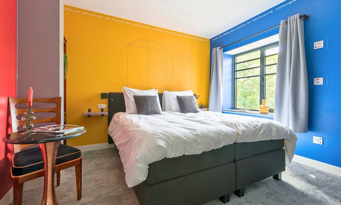 Centrum Apartment | Unique apartment with private kitchen and bathroom inspired by the art of Bart van der Leck.