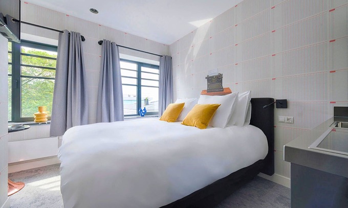 Centrum Apartment | Unique apartment with private kitchen and bathroom, inspired by the abstract art of Lena Milius.
