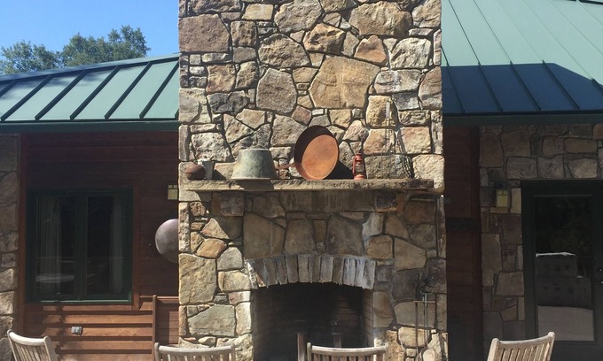 Morganton House | Unique Cozy Lodge- Couple’s Getaway- Family Friendly- Private Event Space
