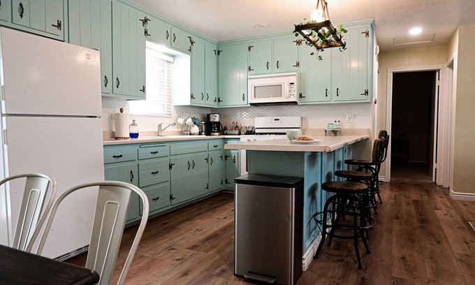 Big Bear Cottage | Unique Fresh Blue Bee Cottage 15 Min From Slopes, Village, Lake