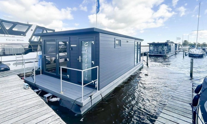 Municipality of Uitgeest House | Unique overnight stay on a houseboat with a view of the Uitgeestermeer.
