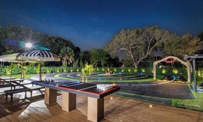 Golden Glades House | Unique Private Racing Track Villa In Miami/Cinema