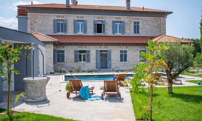 Karlovici Villa | Unique Villa Scvola Elementare