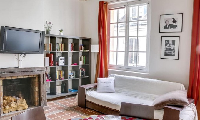 Quartier Sainte-Avoye Apartment | Unit 007 Marais Pompidou (michel le comte)