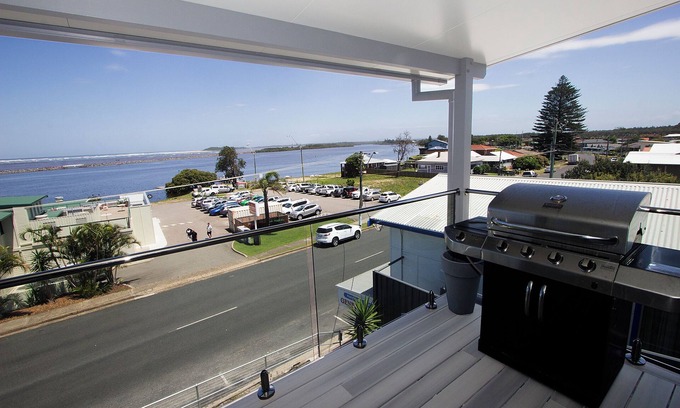 Harrington Apartment | UNIT 2 OPPOSITE BEACH, RIVER ,HOTEL,CLUB,WALKING DISTANCE TO ALL VENUES ETC.n