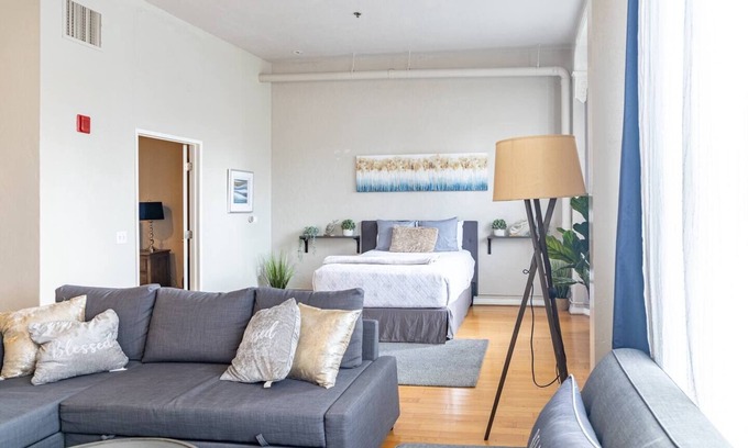 Gaslamp Quarter Hotel | UNIT #402 1-bedroom/1-bath 700 sq. ft suite with Parking & 3 Beds including a full kitchen - Washer/Dryer