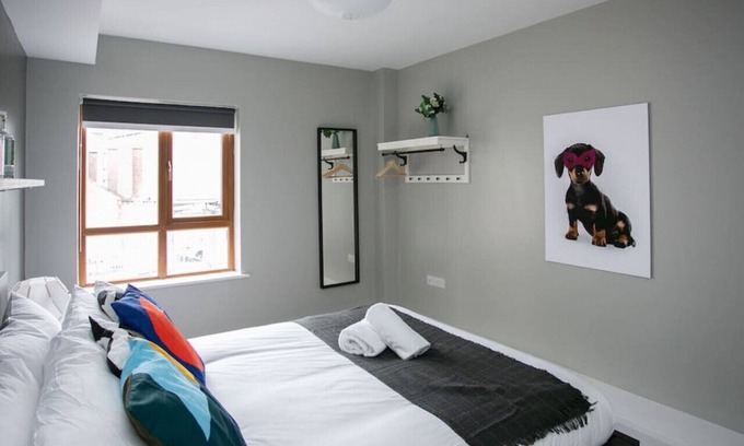Belfast City Centre Apartment | University Road 1 · Spacious & Modern + Central Location|Couples Break