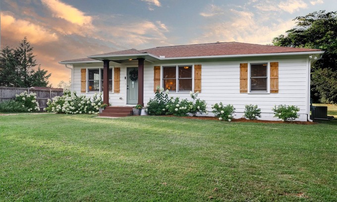 Marietta House | Unmatched Views, 3 blocks from Historic Marietta Square - Limelight Cottage