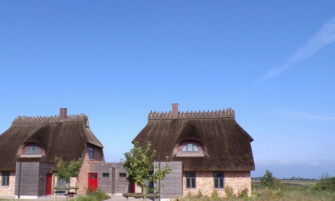 Nieby House | Unser Malerhaus, ein Reetdachdoppelhaus für 4-5 Personen mit Direkten Seeblick