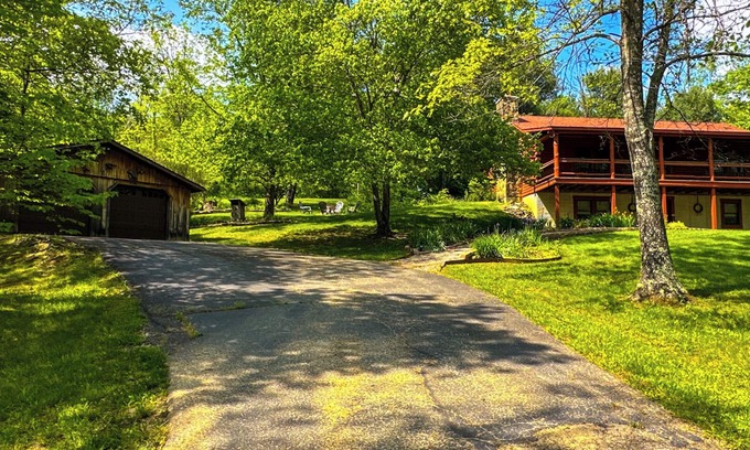 Logan Cabin | "Unto the Hills" Scenic and quiet cabin in Hocking Hills on 5 acres with a pond