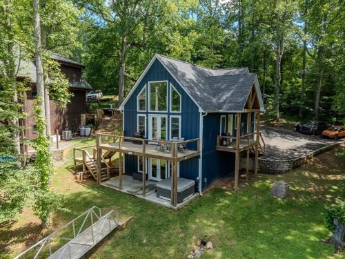 Robbinsville House | Unwind at Lakey McLakehouse on Lake Santeetlah