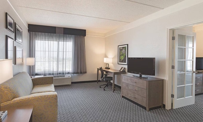 Arlington Hotel | Unwind & Explore: Stay Steps from Thrills at Six Flags, Cowboys Stadium!