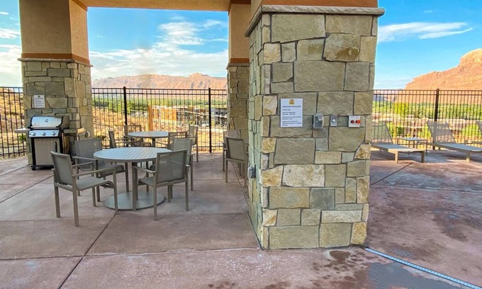 Moab House | Unwind in a Spacious Room with Kitchen, Pet-Friendly, Free Parking