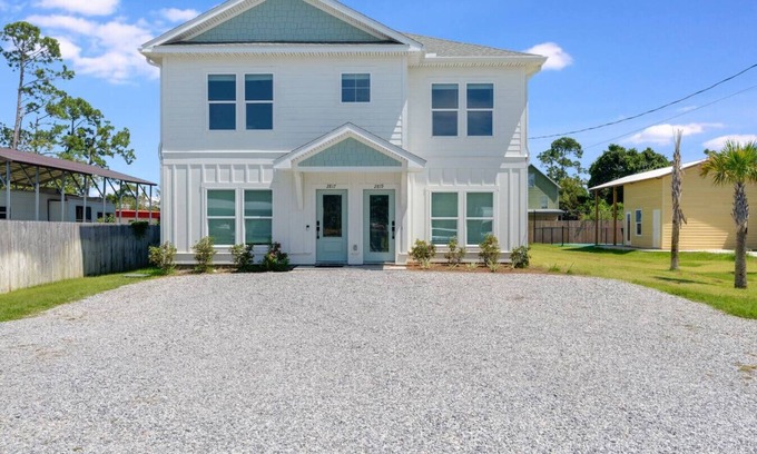 Upper Grand Lagoon House | Up to 18 Guests 6-Bed Retreat w/Pickleball Court