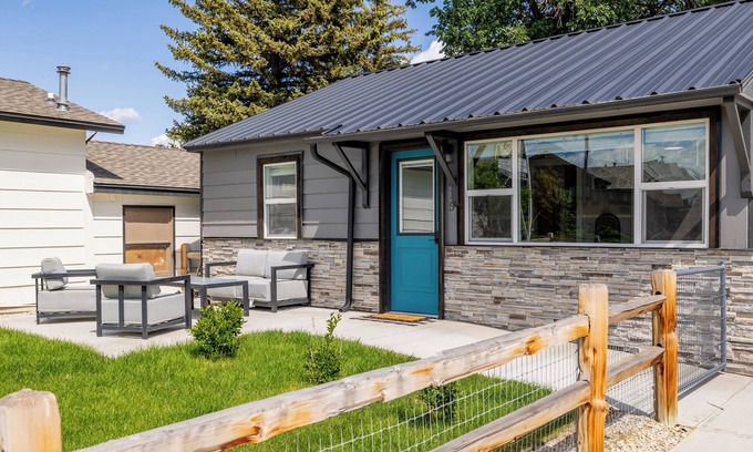 Cody House | Updated 2-bedroom home in Cody, WY! Sleeps up to 6, with A/C