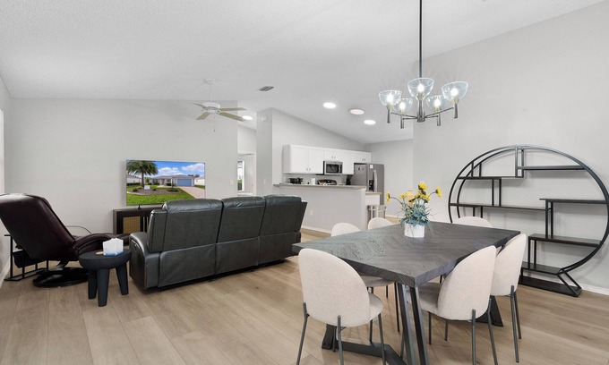 Wildwood House | Updated 2 bedroom house The Villages, Walk to pool, 2 miles to SQ, Pet friendly