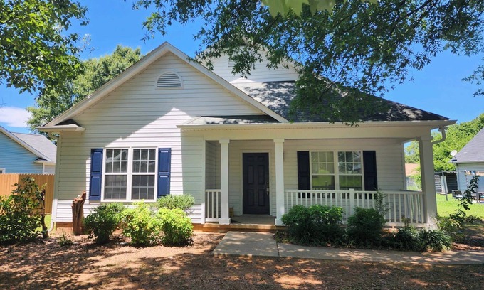 Charlotte House | Updated 3BR - 1 Min to Music Factory