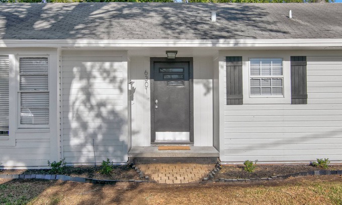 Groves House | Updated 5 bedroom home in Groves