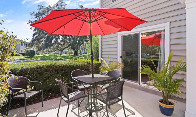 Demere Park House | Updated and clean, 2 full baths, modern townhouse close to Pier Village