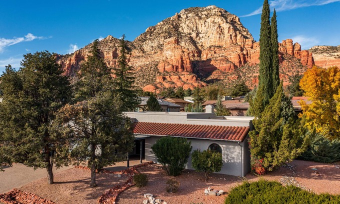 West Sedona House | UPDATED, CLEAN, MODERN retreat, close to hiking, with stunning views.