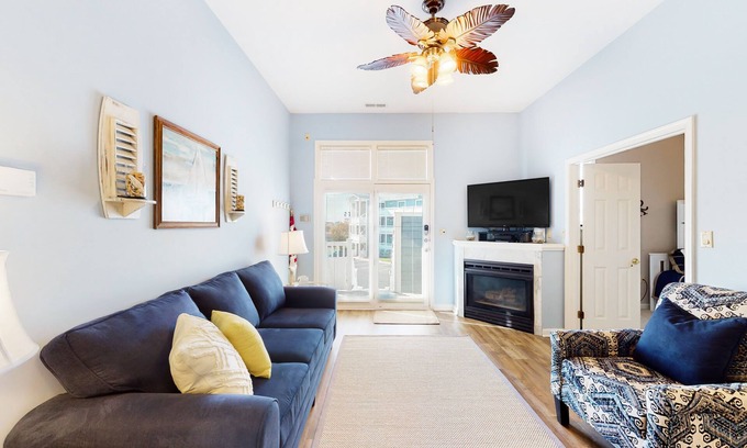 Heron Harbour Isle Condo | Updated condo with balcony, pool, fireplace & washer/dryer