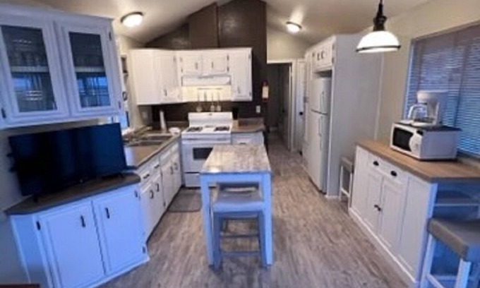 Lake Havasu City Cottage | Updated Cottage in Lake-Front Community with Boat Ramp & Docks-Best Location!