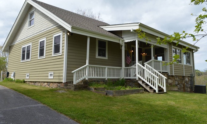Glenville House | Updated Family friendly house with mountain views