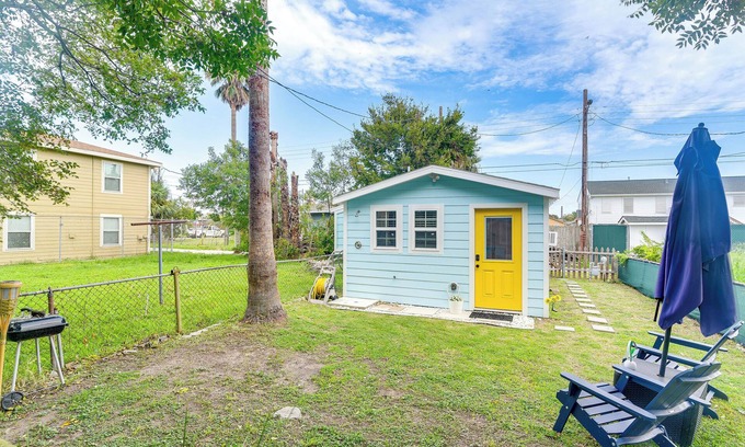 Galveston Apartment | Updated Galveston Studio w/Deck - 1 Mi to Beach!
