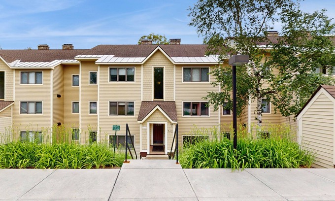 Stratton Mountain Condo | Updated ground floor condo w/patio, fireplace, ski locker, door to door shuttle